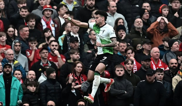 Luis Díaz celebra el gol que le marcó a Manchester United en el Clásico de Inglaterra. (Foto: AFP)