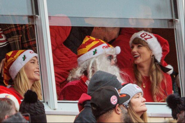 Taylor Swift fue a ver el juego de Travis Kelce con un gorro navideño y se volvió viral. (Foto: X/@thegretwar).
