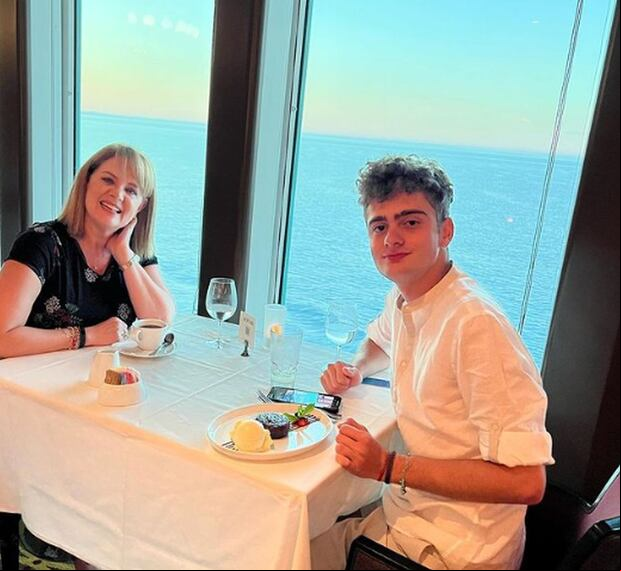 Erika Buenfil disfrutando de un entretenido almuerzo familiar con su hijo Nicolás, con quien también viajó a Japón por el Año Nuevo (Foto: Erika Buenfil / Instagram)