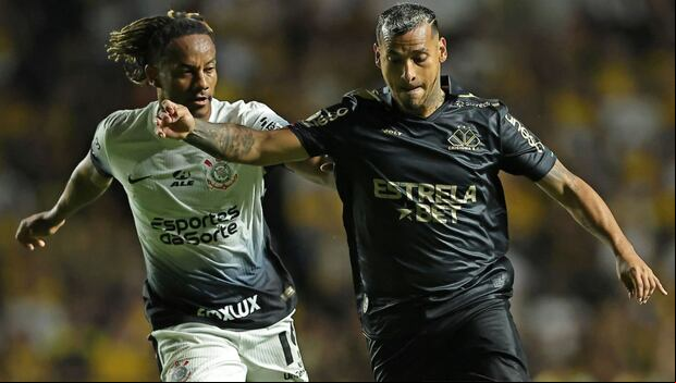 André Carrillo enfrentó a Miguel Trauco en el Brasileirao. (Foto: Getty Images)