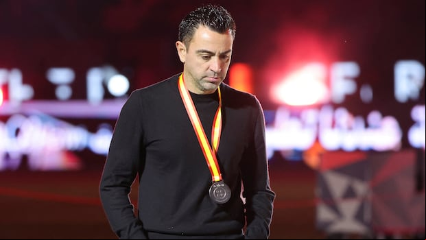 Xavi Hernández durante la ceremonia de entrega de medallas tras la final de la Supercopa entre Real Madrid y Barcelona. (Foto: AFP)