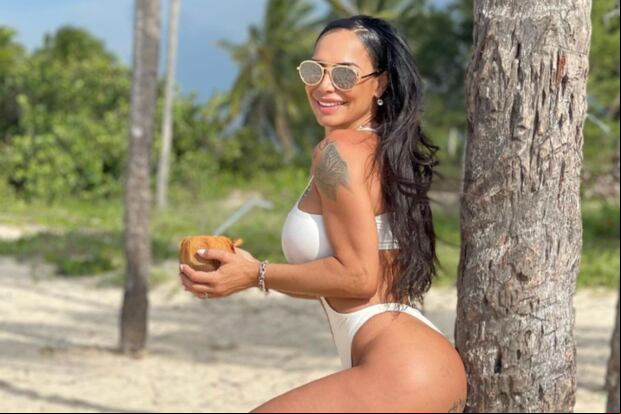 La concursante de "Mira quién baila" bebiendo agua de coco (Foto: Lis Vega / Instagram)