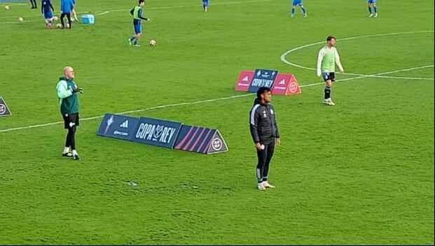 Renato Tapia durante el calentamiento del Celta de Vigo este domingo. (Foto: Josu Gogeascoechea)