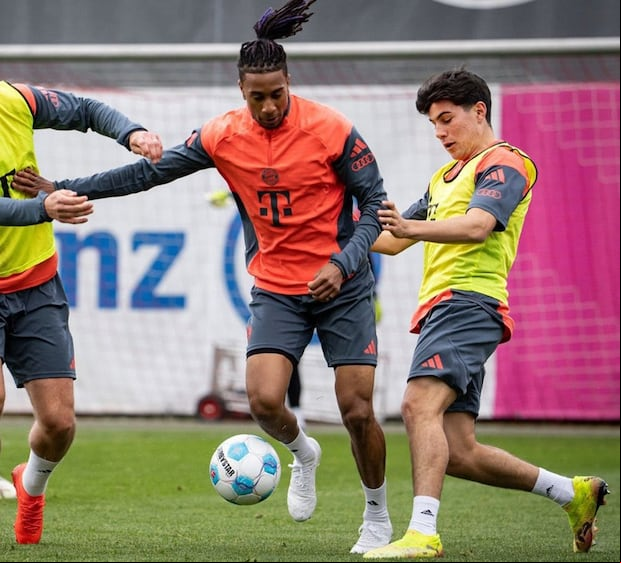 Felipe Chávez entrena con el primer equipo del Bayern Munich. (Foto: @FCBayernXtra)