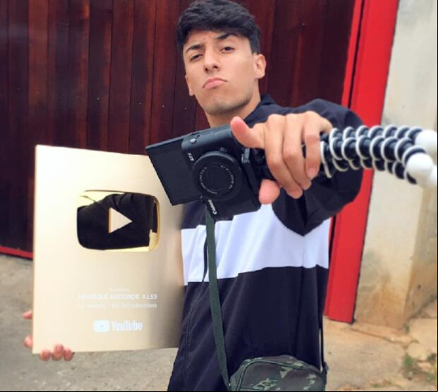 Henrique Medeiros junto a su placa del millón de YouTube (Foto: Henrique Medeiros / Instagram)