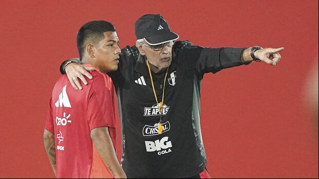 Jorge Fossati aprovecha al máximo para conversar con cada futbolista de la selección peruana | Foto: FPF