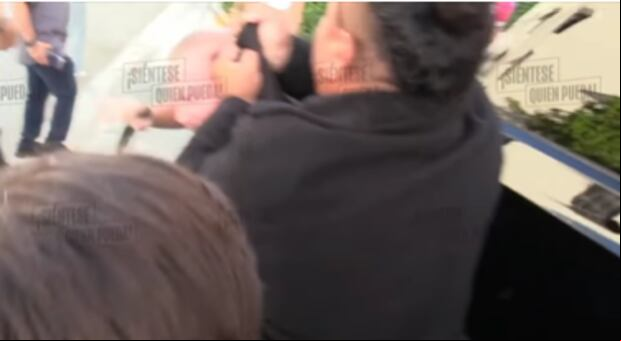 El guardia de seguridad actuó de inmediato ante el fanático de Shakira (Foto: Siéntese quien pueda / Instagram)