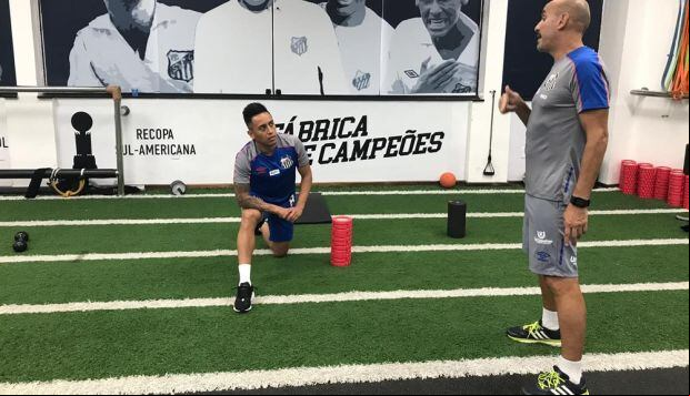 Cueva tuvo varios episodios de indisciplinas en Santos, como no presentarse a tiempo a los entrenamientos. (Santos)