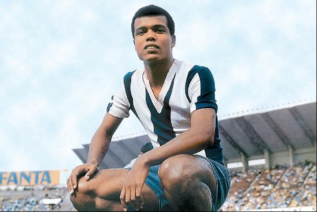 Teófilo Cubillas vistiendo la camiseta de Alianza Lima. (Foto: GEC Archivo Histórico)