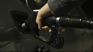 Errores que debes evitar cuando llenas el tanque de gasolina: algunos son de vida o muerte
