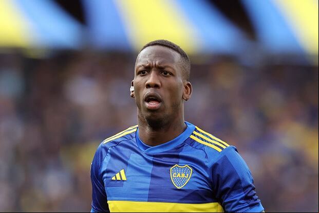 Luis Advíncula renovó contrato con Boca hasta 2026 | Foto: AFP