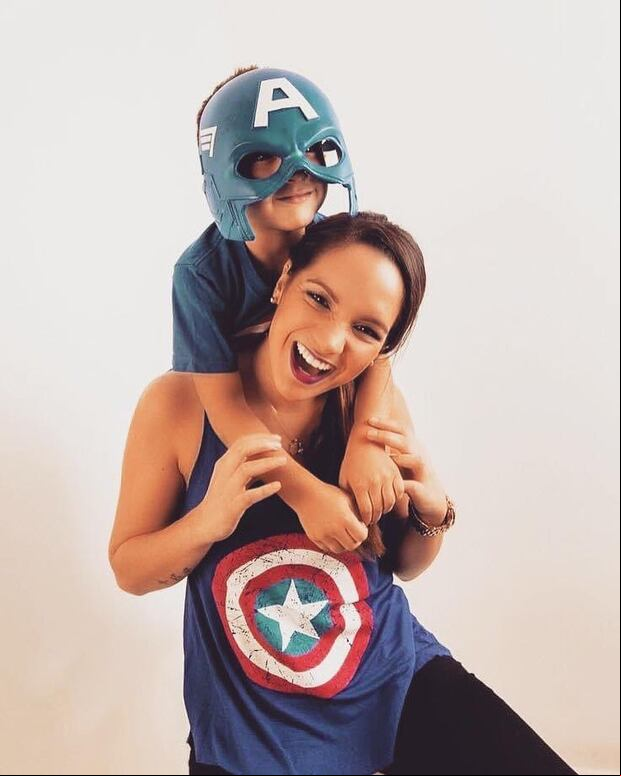 La estilista al lado de Adriano, su hijo con Nicola Porcella (Foto: sca Lazo Makeup / Instagram)