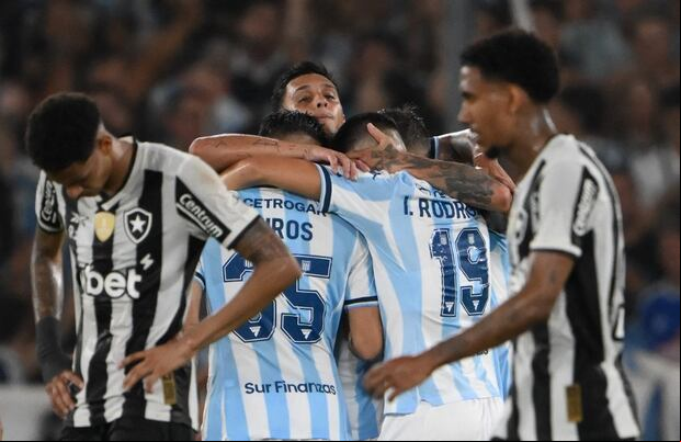 Racing venció en el Cilindro de Avellaneda dejando un global del 2-0 a su favor. (Photo by Luis ROBAYO / AFP)