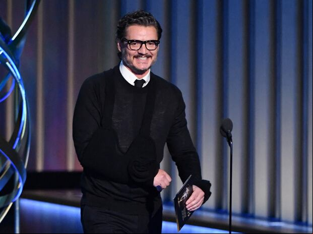 Pedro Pascal en el estrado principal de los Emmys Award 2024, con el brazo derecho sostenido por una cabestrilla (Foto: AFP)
