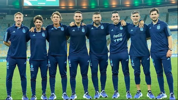 La foto de Scaloni y su cuerpo técnico en el Maracaná tras la victoria ante Brasil. (Lioscaloni)