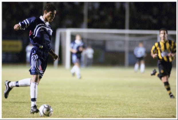 Paolo Guerrero enfrentando a Peñarol por la Copa El Gráfico 2002. (Foto: Facebook)