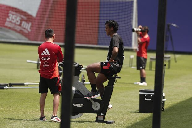 Renato Tapia realizando trabajos al costado del campo. (Foto: Jesús Saucedo / GEC)
