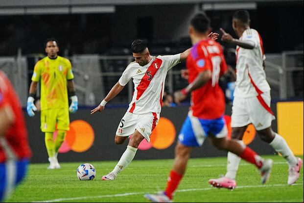 Carlos Zambrano fue la figura de Perú ante Chile. (Foto: Prensa FPF)