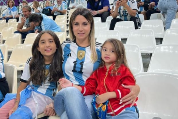 Jorgelina Cardosa junto a sus dos hijas en Qatar 2022 (Foto: Jorgelina Cardosa / Instagram)