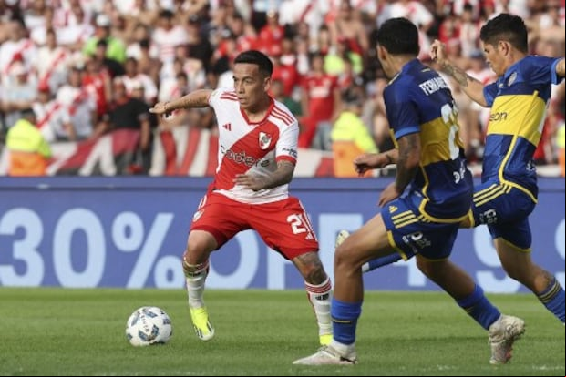 River Plate's midfielder Esequiel Barco (L) fights for the ball with Boca Juniors' Colombian midfielder Jorman Campuzano (R) and midfielder Ezequiel Fernandez Carballo during the Argentine Professional Football League Cup quarter-final match between River Plate and Boca Juniors at the Mario Alberto Kempes Stadium in Cordoba, Argentina, on April 21, 2024. (Photo by ALEJANDRO PAGNI / AFP)
