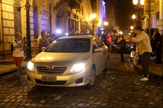 Fotografía que muestra uno de los vehículos durante el operativo en el que es arrestado el exfutbolista Robinho, este jueves en una de sus residencias en el litoral de Sao Paulo. (Foto: EFE)