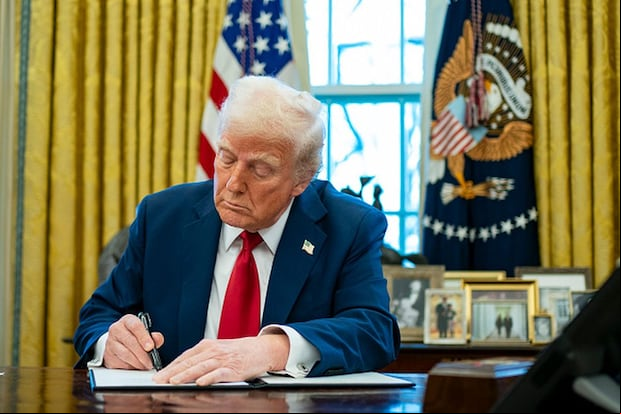 El 20 de enero de 2025, día que volvió a la Casa Blanca, el presidente Donald Trump firmó la Orden Ejecutiva 14159, una nueva normativa migratoria que impone reglas más estrictas para los inmigrantes en Estados Unidos. (Foto: Getty Images)