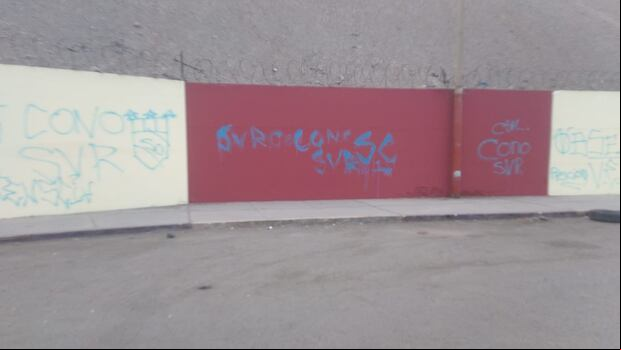 Ferrari denunció pintas a las afueras del estadio de la 'U'. (Foto: @jferrari5)