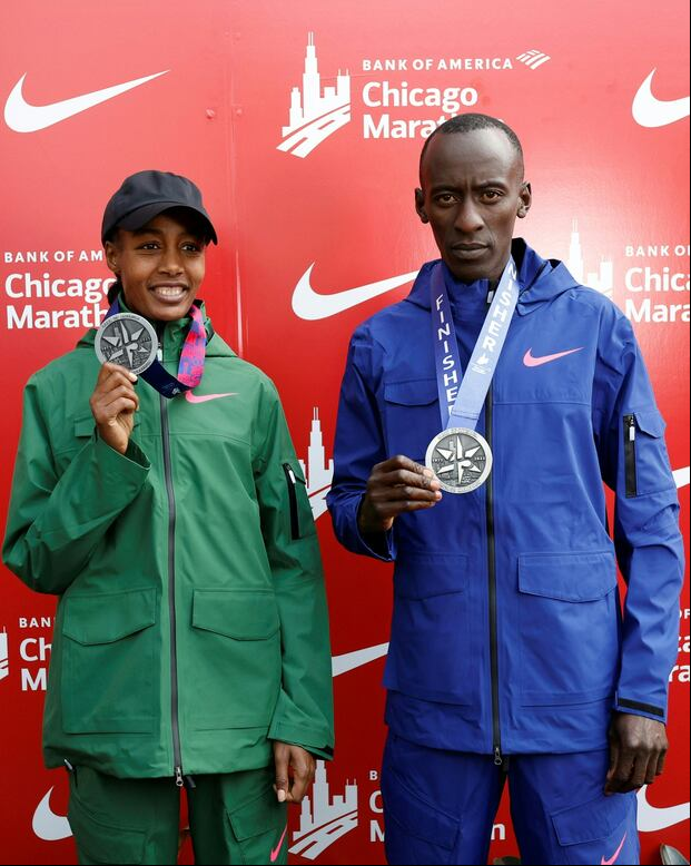 La estrella holandesa Sifan Hassan y Kelvin Kiptum de Kenia posan después de ganar el Maratón de Chicago 2023 del Bank of America en Chicago, Illinois, el 8 de octubre de 2023. Kiptum ganó en un tiempo récord mundial de dos horas y 35 segundos (Foto: AFP)