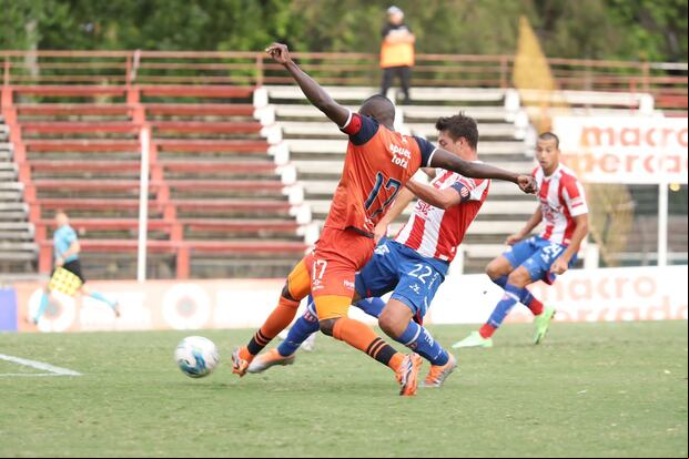 Yorleys Mena casi marca en el partido ante Unión Santa Fe. (Foto: UCV)