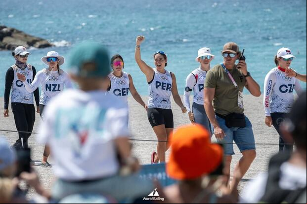 La celebración de María Belén Bazo por su cuarto lugar en vela. (Foto: World Sailing)