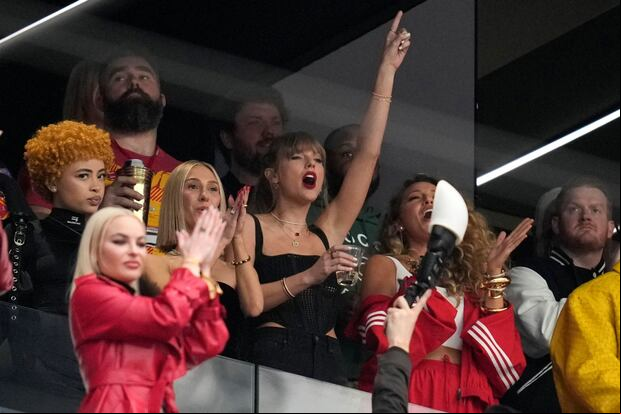 Taylor Swift alentando a su novio en el encuentro en San Francisco 49ers y Kansas City Chiefs (Foto: Ashley Landis / AFP)