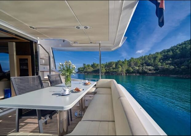 Zona para comer al aire libre en el yate Azimu-Relax, donde Piqué y Clara Chía pasaron sus vacaciones en Croacia en agosto 2023 (Foto: Yachtic)