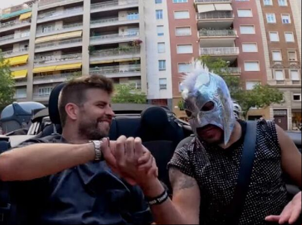 Gerard Piqué sorprendió al aparecer con el 'Escorpión Dorado' en Barcelona, el irreverente entrevistador enmascarado y encarnado por Alex Montiel. (Foto: @elpelucheenelestuche / YouTube)