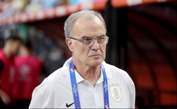 Marcelo Bielsa tiene como principal objetivo clasificar a Uruguay al Mundial del 2026. (Foto: AFP)