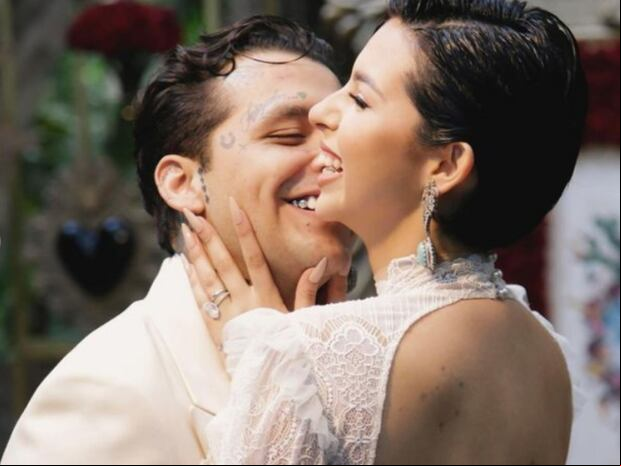 Christian Nodal y Ángela Aguilar iniciaron su relación en medio de polémica, pues el cantante acababa de anunciar el fin de su romance con Cazzu. Aquí, una instantánea de ambos sonriendo en su boda (Foto: @nodal / Instagram)