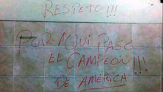 La Tercera infirmó que Claudio Bravo fue uno de los que pintó la pared del Estadio Nacional. (Foto: Difusión)
