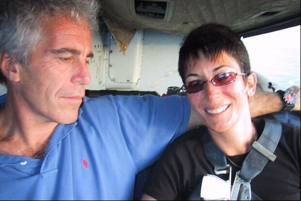 Ghislaine Maxwell y Jeffrey Epstein posando en una reunión. La socialité británica fue juzgada en Nueva York por preparar a niñas para ser explotadas por el financiero, quien se suicidó en la cárcel en 2019 mientras esperaba su juicio (Foto: Handout / Tribunal de Distrito de EE. UU. para el Distrito Sur de Nueva York / AFP)