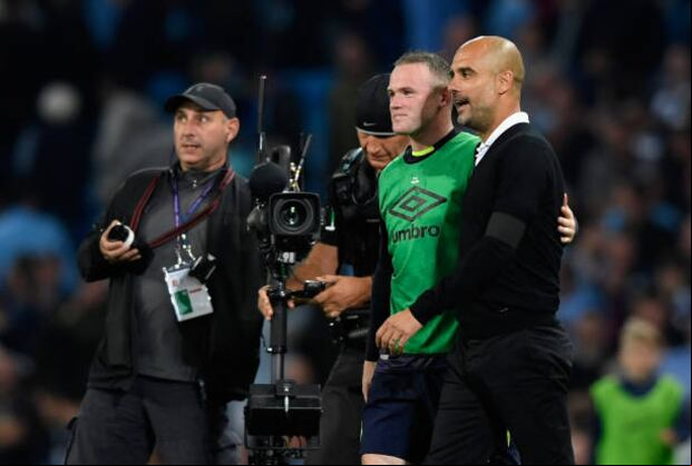 Pep Guardiola y Wayne Rooney en un partido de Manchester City vs. Everton en 2017. (Foto: Getty Images)