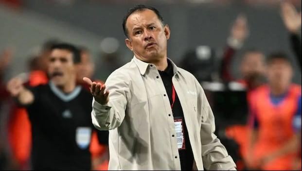 Juan Reynoso dirigió las primeras seis fechas de Eliminatorias 2026. (Foto: AFP)