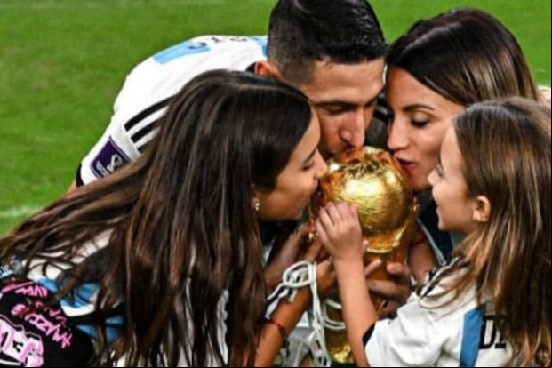 La familia de Di María besando la copa del mundo en 2022 (Foto: Jorgelina Cardosa / Instagram)