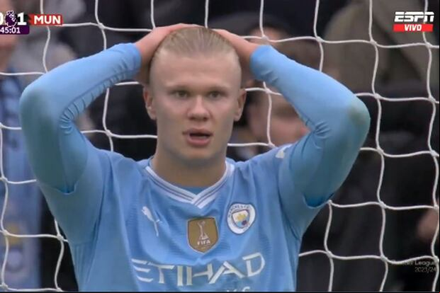 La cara que le quedó a Erling Haaland tras fallar imperdonable chance de gol ante Manchester United.