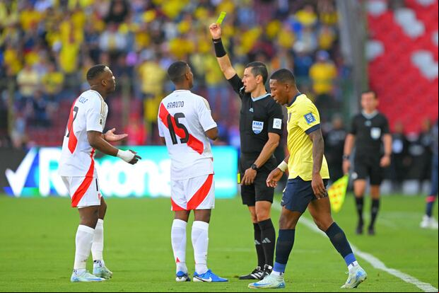 El juez colombiano Andrés Rojas dirigió el partido entre Ecuador y Perú en Quito, en setiembre del año pasado, por las Eliminatorias. (Foto: AFP)