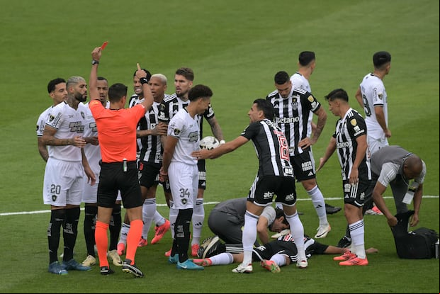 Gregore, de Botafogo, fue expulsado segundos después del inicio del partido. (Foto: AFP)