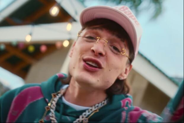El cantante recomendó tratar con un especialista los temas de salud mental (Foto: Peso Pluma / YouTube)