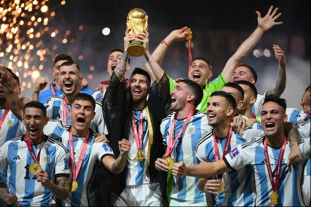 (ARCHIVOS) En esta foto de archivo tomada el 18 de diciembre de 2022, el delantero número 10 de Argentina, Lionel Messi, levanta el trofeo de la Copa del Mundo durante la ceremonia de entrega de trofeos de la Copa del Mundo de Qatar 2022 después del partido final de fútbol entre Argentina y Francia en el Estadio Lusail en Lusail, al norte de Doha. - Más de 1,5 millones de hinchas argentinos solicitaron 63.000 entradas para la primera aparición de la selección, en un amistoso contra Panamá, desde que levantó el Mundial de fútbol en Qatar.
Las entradas para el partido en Buenos Aires el 23 de marzo de 2023 se agotaron en dos horas, según el sitio web Deportick, ya que los medios locales dijeron que la fila de boletos virtuales atrajo a 1,5 millones de personas. (Foto de FRANCK FIFE / AFP)