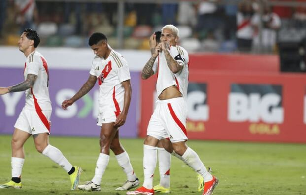 Paolo Guerrero celebra tras marcar de penal el 4-1 de Perú ante República Dominicana | Foto: Violeta Ayasta/@photo.gec