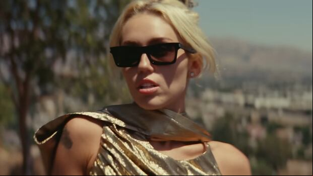 Miley Cyrus hizo varias referencias a Liam Hemsworth en "Flowers" (Foto: Miley Cyrus Vevo)