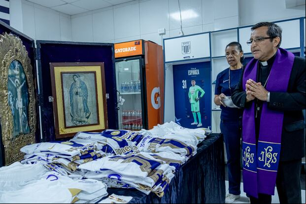 Las camisetas moradas fueron bendecidas en el Alejandro Villanueva. (Foto: Alianza Lima)