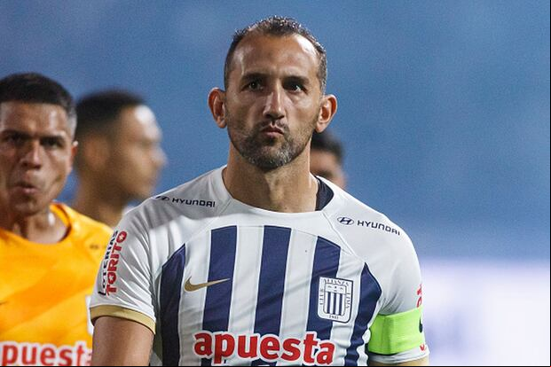 Hernán Barcos jugó en 2024 su cuarta temporada en Alianza Lima, donde es el máximo goleador extranjero con 62 goles. (Foto: Getty Images)
