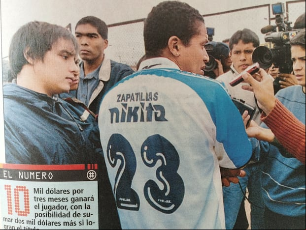 Carlos "Kukín" Flores con la 23 en la espalda a lo David Beckham. (El Bocón)